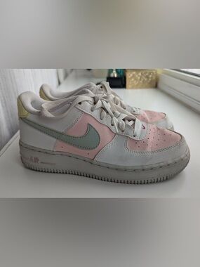 Nike airforce 1 Kids Low-Top Sneakers in Pink and Light Green